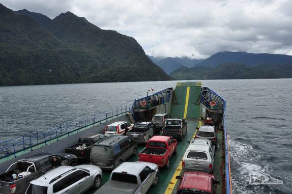De balsa, navegando na Caleta Gonzalo, no parque Pumalín, trecho da Carretera Austral no sul do Chile